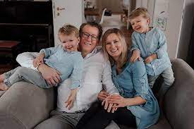 Wir bieten ein fotoshooting ihrer wahl zu hause inkl. Lifestyle Familien Fotoshooting Mit Baby Zuhause In Munchen