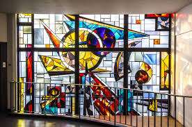 Kiel Eine Abstrakte Bilderwelt Aus Runden Dreieckigen Und Rechteckigen Elementen In Rot Blau Gelbtonen Kennzeichnet Das Blei Bleiglasfenster Kunst Und Glas