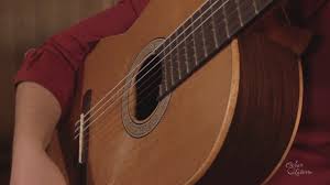 Las maracas son un instrumento idiófono y de oscilación constituido por una parte esférica hueca sostenida por un mango que la atraviesa, o está adherida a ella. Guaracha Ritmo Basico Youtube