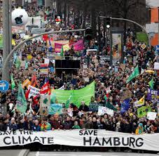 Fridays for future in hamburg. Fridays For Future Tausende Demonstrieren Mit Greta Thunberg In Hamburg Welt