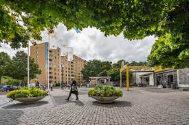Byn består av villor, gårdar och ett lite nyare område med. Satra Centrum Ett Modernt Kopcentrum I En Expansiv Stadsdel