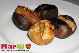 Le caldarroste, tutti noi abbia mo mangiato le castagne cotte sul fuoco con la padella bucherellata, ebbene le caldarroste possono essere anche un buon antipasto, oppure uno stuzzichino per un'aperitivo. Caldarroste Morbide Trucco Per Cuocerle Velocemente Senza Fumopassioni E Ricette Di Margi