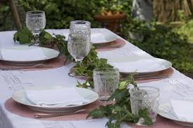Une Table D Ete Romantique Pour Dejeuner Ou Diner Au Jardin Table Decoration Table Mariage Decoration Table