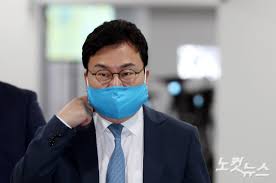 미래통합당 정원석 비대위원이 2020년 6월 25일 진행된 비상대책회의에서 더불어민주당 이상직 의원 자녀들의 '이스타항공 재태크. æª¢ ì´ìƒì§ ì˜ì› êµ¬ì†ì˜ìž¥ ì²­êµ¬ ë³´ê³  ëŒ€ê²€ ë³´ë¥˜ ì¤' ë…¸ì»·ë‰´ìŠ¤