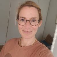 100+ perfis com “Céline”