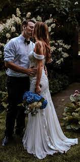 wedding dress sleeve off the shoulder beautiful blue bouquet with hortensia white roses and green leaves hochzeit hochzeitszeremonie draussen vintage braut
