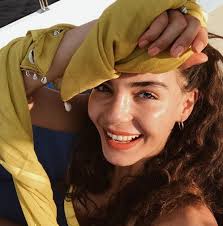 12 aralık 1989 yılı doğumlu oyuncu, 2020 itibari ile 30 yaşındadır. Afili Ask In Ayse Si Burcu Ozberk In Boyu Kac Burcu Ozberk Boyuyla Merak Konusu Oldu