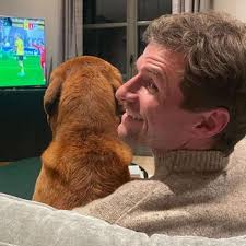 Thomas Müller erlebt Bayern-Drama in Dortmund mit Hund auf Sofa