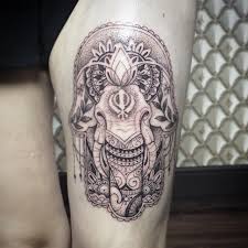 Lucía describió a la virgen de fátima bella ,con un rosario en la mano y con un manto blanco. Tatuajes De La Mano De Fatima Conoce El Significado