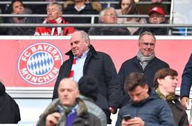 Saisontor und schießt sich in die geschichtsbücher der bundesliga. Fussball Bundesliga Fc Bayern Schwachelt Gegen Freiburg Bvb Und Schalke Siegen Fussball Stuttgarter Nachrichten