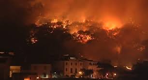 Mais de 700 operacionais continuam a combater as chamas no concelho. Fogo Chegou Ao Centro Da Vila De Monchique