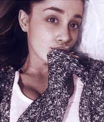 Ariana was getting her hair color changed in a private salon and for some strange reasons, she went bare face and didn't have any cosmetics on whatsoever. 14 Rare Ariana Grande No Makeup Pictures Are Too Pretty