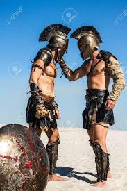 Kaum jemand ist so berühmt. Der Spartanische Krieger Packte Und Hielt Den Gegner Des Romischen Gegners Durch Den Helm Lizenzfreie Fotos Bilder Und Stock Fotografie Image 81234758