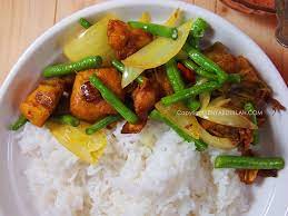 Masukkan nasi, ayam suwir, kecap serta kaldu bubuk. Nasi Ayam Goreng Kunyit