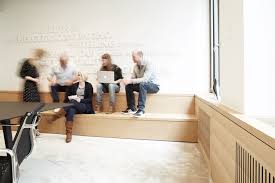 Konferenzraum Mit Teppichboden Sitztreppe Aus Holz Und 3d Buchstaben An Der Wand Treppe Innenarchitektur Konferenzraum