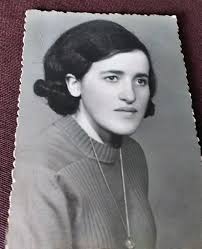 Hola querido grupo!!! Aunque en los últimos tiempos he estado alejada, os  recuerdo continuamente. Hoy me asomo a esta página para comunicaros la  muerte de mi madre, Melly, por fin descansa en