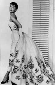 Audrey hepburn had a style that was very much her own, knowing exactly what complimented her in billy wilder's 1954 romantic comedy, audrey played sabrina fairchild, a chauffeur's daughter. Sabrina Audrey Hepburn Mode Vintage Mode 50 Jahre Kleider