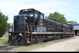 Opt 2220 Gulf Coast Rail Services Opt Nre 2gs 14b At Orange Texas By Matthew Griffin Vintage Train Train Engines Train