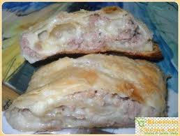 Distribuite le patate lasciando liberi i bordi, soltanto verso il centro nel senso della lunghezza. Rotolo Di Sfoglia Con Salsiccia E Mozzarella Cucinare Facile