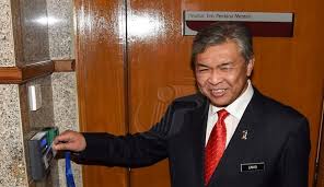 Datuk seri ahmad zahid hamidi dikecam dan dikutuk para pelayar internent kerana penguasaan bahasa inggeris yang lemah. Zahid Mic Is Part Of Perikatan The Asian Affairs