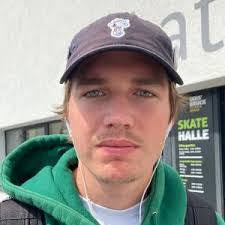 Samuel Strack's Instagram, Twitter & Facebook