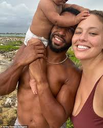 Ashley graham and husband justin ervin are celebrating a new chapter as they prepare to welcome their second baby. Ashley Graham Shows Off Her Curves Relaxing On Vacation With Husband Justin Ervin Their Son Isaac Readsector