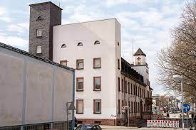 Gastfans werden nur im gastfanbereich eingelassen, hier erfolgt der verkauf ausschließlich über @eintrachtbsnews. Worum Es Im Hussong Streit In Kaiserslautern Geht