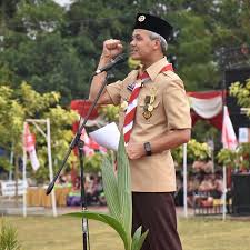 Hij heeft geprobeerd de regeringsadministratie te reorganiseren door de waarnemend burgemeester. 10 Style Ganjar Pranowo Gubernur Jateng Yang Karismatik Memesona