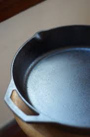 I Seasoned My Cast Iron Pan With Flaxseed Oil And Here S What Happened Cast Iron Pan Seasoning Cast Iron Cast Iron Cooking