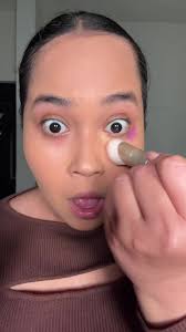 Cómo ocultar un moretón en el ojo con maquillaje
