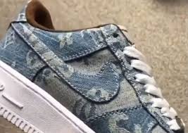 Une doublure en suede beige, un dubrae argenté, des lacets blancs et une semelle classique blanche complètent le look. Custom Nike Air Force 1 Supreme Louis Vuitton Denim Agoodoutfit