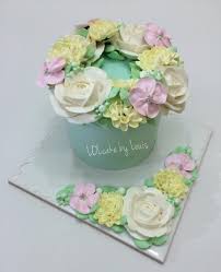 With unique playful touches and joyful accessories, the right flower cake can bring joy and excitement to the home, office or any location. Pastel Floral Cake By Louis Ng Cakesdecor