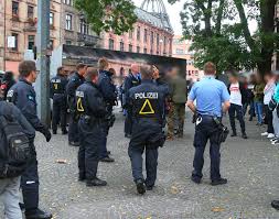 Im saarland kommt es bei der fahndung nach einem betrunkenen autofahrer zu einem tragischen unfall. Saarbrucken Polizei Und Landeshauptstadt Verstarken Kontrollen An Brennpunkten In Saarbrucken Saarland Fernsehen Com