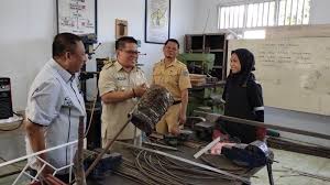 Oli mesin dalam kemasan apa ada masa kedaluwarsanya? Cerita Novia Potabuga Siswi Mesin Smk S Cokroaminoto Biasa Kena Oli Dan Kotor Tribun Manado
