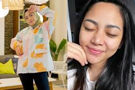 Rachel vennya jadi sorotan usai mengunggah foto tanpa hijab di instagramnya. 10 Potret Terkini Rachel Vennya Setelah Lepas Hijab