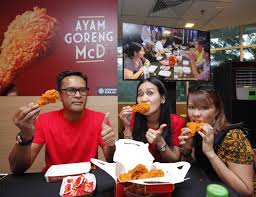 Bahan ayam goreng tepung mcd dapat ditemukan di dapur rumahmu seperti ayam, tepung terigu, tepung maizena, garam, dan bahan sederhana lainnya. Mcdonald S Celebrates Love For Ayam Goreng Mcd In The Biggest Live Unboxing Event Lipstiq Com