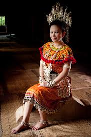 Dilakukan kepada wanita khususnya wanita dayak soputan, adalah upacara besape, moru aneq, penaandaan tato, dan telinga panjang. Balasan Dari Mengenal 7 Rumpun Suku Dayak Di Pulau Kalimantan Kaskus