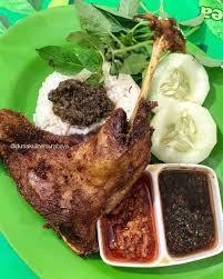 Banyak sekali variasi resep bebek ini yang cukup terkenal seperti resep masakan bebek goreng madura bebek sambal ijo rica 60 gambar gambar gratis dari nasi goreng. 9 Bebek Goreng Terenak Di Surabaya Dari Kaki Lima Sampai Restoran