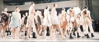 Ce ținute au ales mirii în cea mai importantă zi din viața lor. Haute Cueture Haute Cueture Review 14 10 2017 Facebook