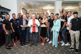 He graduated at the theatre faculty of the academy of performing arts in prague in 1962. Tolik Gratulantu Jiri Krampol Rozhodne Necekal Narozeniny Slavil Opravdu Luxusne Tojesenzace Cz