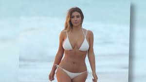 Kim kardashian showed off a curvaceous figure at the met gala, which had fans buzzing over how she achieved an unreal hourglass figure. Kim Kardashian Im Weissen Bikini Am Strand Video Dailymotion