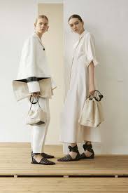 Jil Sander Resort 2019 Fashion Show Collection See The Complete Jil Sander Resort 2019 Collection Look 2 Fashion Editorial Fashion Fashion Show Collection