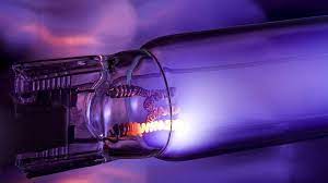 Het licht wat de zon uit straalt is voor ons mensen uiteraard zichtbaar maar bevat tevens een niet voor voor het menselijk oog waarneembaar ultraviolet licht. Luftreiniger Mit Uv Licht Konnen Coronaviren Ausschalten