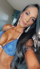 More “natural” looking implants : r/bikinitalk