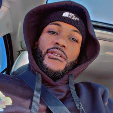 Drake has a head statue of 21 Savage for a doorbell at his house in Canada  😳🔥