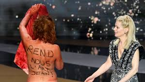 Nous voulons nous adresser au directeur. Cesar 2021 Corinne Masiero Se Denude Entierement Sur Scene Pour Denoncer La Situation Des Intermittents