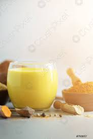 Il mattino ha il latte d'oro in bocca! Latte D Oro Con Radice Di Curcuma Polvere Di Zenzero Foto D Archivio Crushpixel