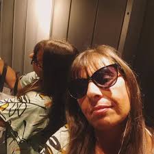 10 pesos al día, y hay 365:días, entonces 10 por 365, sería 3,650 al año,  aprende a multiplicar.