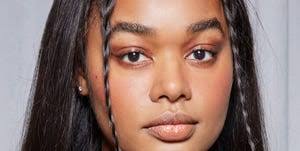 Tagli capelli lunghi con frangia e treccia per l'estate 2022