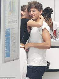 Aug 11, 2012 · diving in: She Clearly Missed You Louis Looked Pleased To Be Caught In His Girlfriend S Sudden Embrac One Direction Louis One Direction Louis Tomlinson Louis And Eleanor